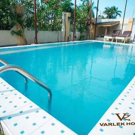 Varlek Hotel ダル・エス・サラーム エクステリア 写真